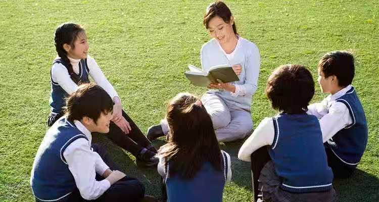 老师给学生讲课