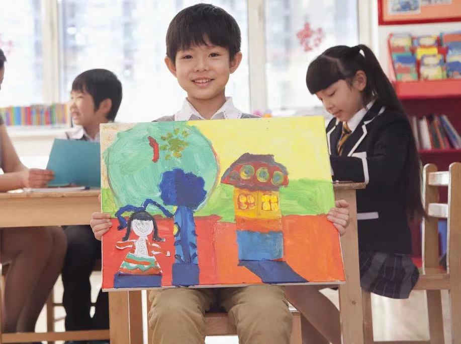小朋友展示美术作品